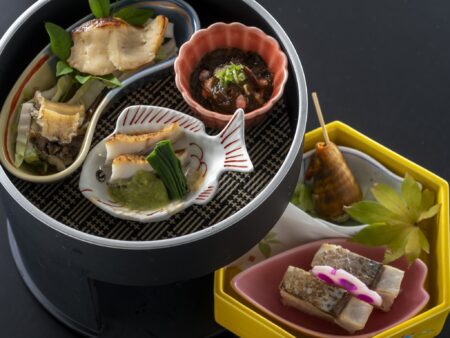 【前菜】鯖炙り寿司や鮑柔らか煮仕立て、酒盗もずくなど高知の味覚を多彩に味わう一皿。