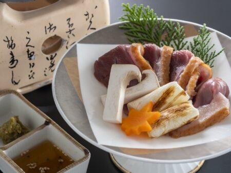 【土佐鴨の焼きしゃぶ】噛み応えのある鴨肉をさっと焼くとジューシーで噛むほどに広がる深い味わい。