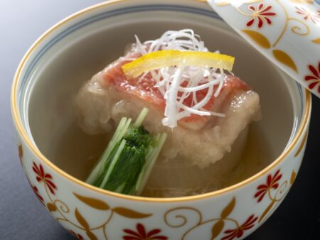 【金目鯛治部煮】上品な甘さの金目鯛をじっくり煮込み、もっちりとした食感で味わい深い仕上がりに。