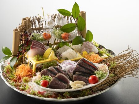 【皿鉢料理】藁で炙った鰹の藁焼きタタキに土佐湾で獲れた新鮮な旬魚のお刺身をご堪能ください。