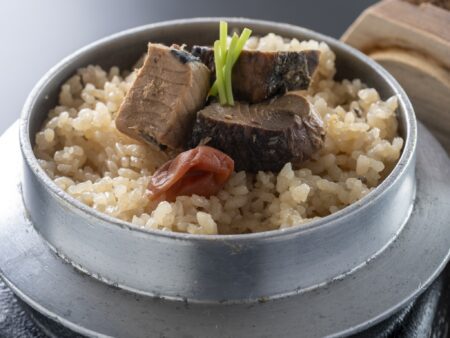 【釜飯】高知県産のお米に鰹の風味と旨味、土佐梅の酸味がアクセントを加えたほかほか釜飯。