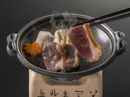 【土佐鴨の焼きしゃぶ】噛み応えのある鴨肉をさっと焼くとジューシーで噛むほどに広がる深い味わい。