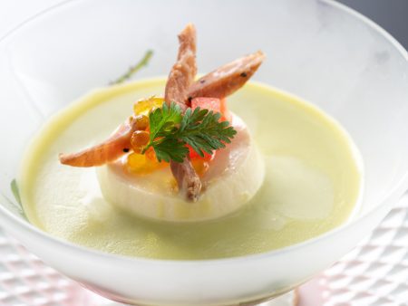 【スープ】クリーミーな空豆の冷たいスープは、豆匠庵さんの日本一のお豆腐でより一層濃厚な味わいに。
