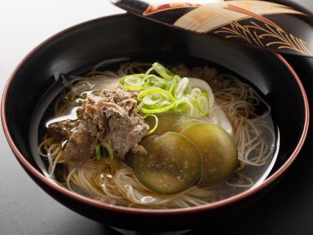 【ツガニ汁】旬のツガニを素麺と共に頂く。ツガニ独特の芳醇な香りとやさしく濃厚な旨味を愉しむ一杯。