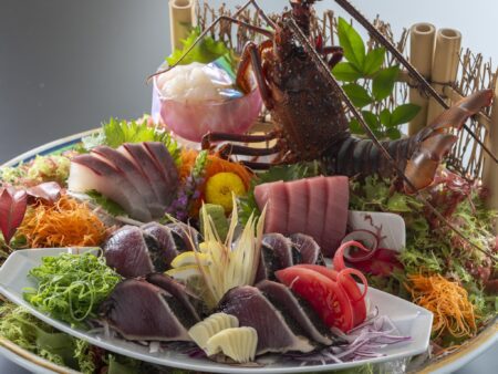【皿鉢料理】ぷりっぷりの伊勢海老や高知県大月町産の本鮪の極、鰹の藁焼きタタキを豪快に盛り付け