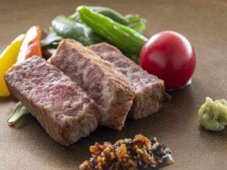 【土佐あかうしのステーキ】幻の和牛、土佐あかうしのステーキは赤身とサシのバランスが抜群です