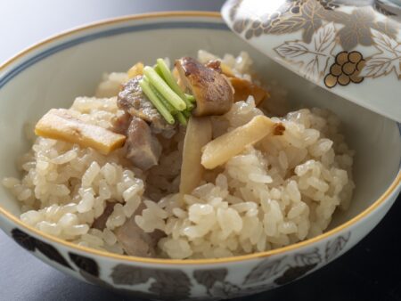 【松茸ご飯】炊きたてのご飯と松茸の香りが絶妙にマッチした、秋の味覚を彩る一品