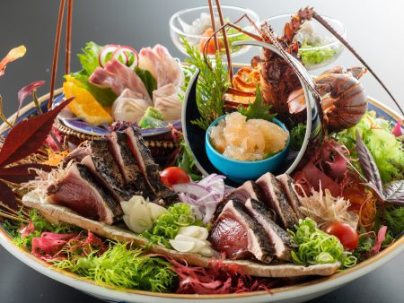 【皿鉢料理】伊勢海老姿造りをはじめとする新鮮な旬魚の御造りと藁で炙った鰹のタタキを豪快に盛り付け