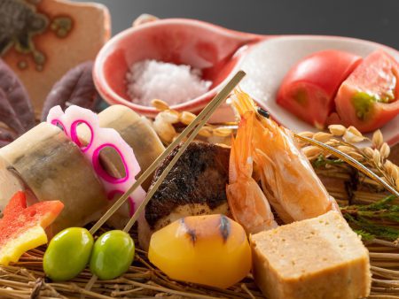 【前菜】かます小袖寿司にフルーツトマト天日塩添え、フォアグラ松風など彩り綺麗に盛り付け