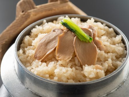 【四万十鶏と松茸釜飯】蓋を開けた瞬間松茸の香りがふわっと広がる♪四万十鶏の旨味が浸み込んだ御飯が絶品