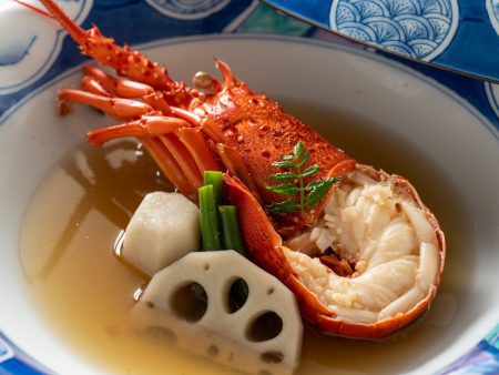 【伊勢海老具足煮】伊勢海老のぷりっぷりの身を当館こだわりの出汁でじっくりと煮込んだ、自慢の一品。