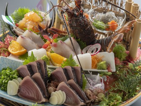 【皿鉢料理】伊勢海老姿造りをはじめとする新鮮な旬魚の御造りと藁で炙った鰹のタタキを豪快に盛り付け
