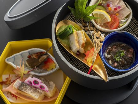 【前菜】ウツボぬた味噌に鯨さえずりサラダ、酒盗もずくなど、土佐食材を彩り綺麗に盛り付け