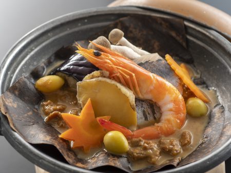 【海鮮の肉味噌朴葉焼き】鮑やカマス、海老などを肉味噌と一緒に朴葉で焼き上げた秋らしい一品