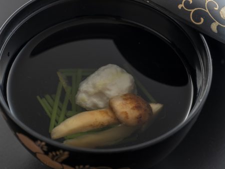 【椀物】帆立の甘みを感じる真丈と秋の味覚「松茸」を上品な出汁がほっとする清まし仕立てに