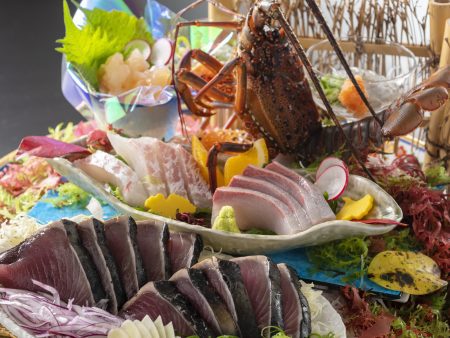 【皿鉢料理】伊勢海老姿造りをはじめとする新鮮な旬魚の御造りと藁で炙った鰹のタタキを豪快に盛り付け