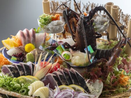 【皿鉢料理】伊勢海老姿造りをはじめとする新鮮な旬魚の御造りと藁で炙った鰹のタタキを豪快に盛り付け