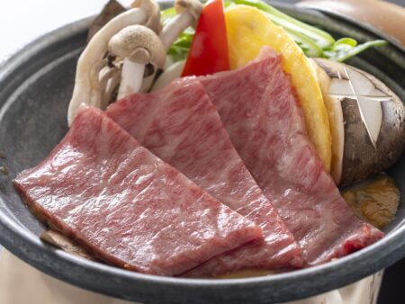 【黒毛和牛朴葉味噌焼き】香ばしい味噌が和牛の旨味を引き立て、その風味が口いっぱいに広がる