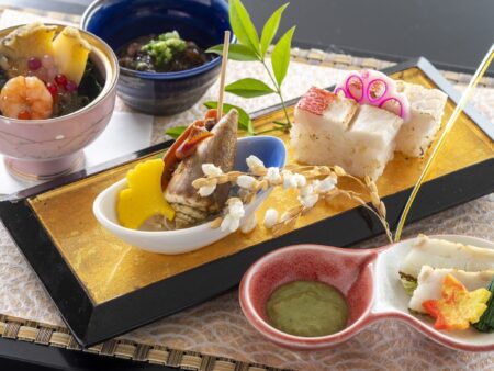 【前菜】ウツボぬた味噌に金目鯛炙り寿司、酒盗もずくなど、土佐食材を彩り綺麗に盛り付け