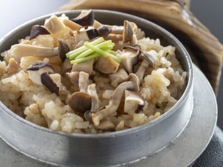 【秋茸と四万十鶏の釜飯】旬の茸と四万十鶏の旨味が凝縮された絶品釜飯。