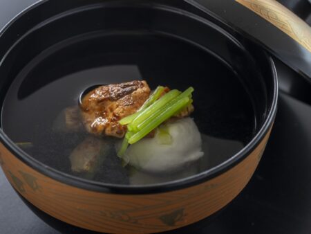 【椀物】鱧つみれと秋の味覚である「松茸」を使った、上品な出汁がほっとする清まし仕立て。