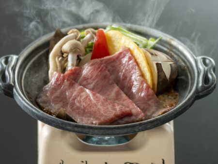 【黒毛和牛朴葉味噌焼き】香ばしい味噌が和牛の旨味を引き立て、その風味が口いっぱいに広がる