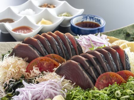 【鰹のタタキ味比べ】高知といえば鰹のタタキ。秋の戻りガツオは脂がのっており、その味わいは格別です