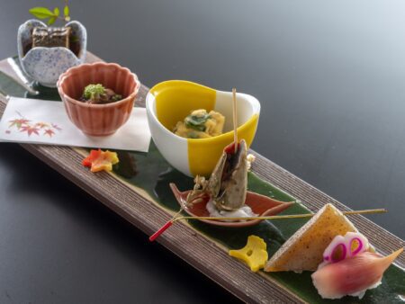 【前菜】酒盗もずくに土佐貝旨煮、田舎寿司など土佐食材を彩り鮮やかなに盛り付けた前菜