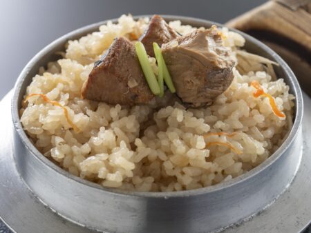 【ご飯】鰹とシャキシャキ食感の根菜を高知産の艶々としたお米で炊き上げたホクホクのご飯
