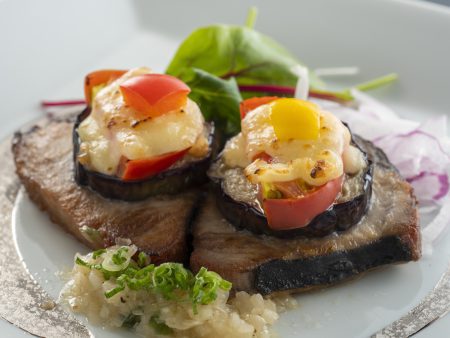 【鰹と茄子のトマトチーズ焼き】脂がのった鰹と茄子のトマトチーズ焼きはネギ塩創酢で濃厚かつさっぱりと