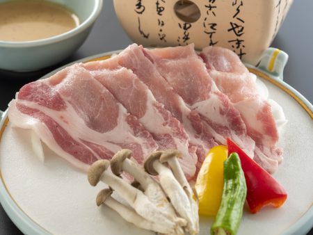 【四万十ポーク陶板焼き】柔らかく甘みの強い四万十ポークの陶板焼きは胡麻ポン酢でさっぱりと頂く。
