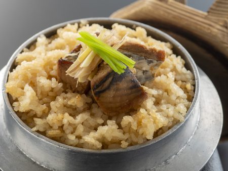 【釜飯】鰹と土佐生姜の絶品釜飯。艶々に炊き上がった高知産の米と土佐生姜の香りが食欲をかきたてる。