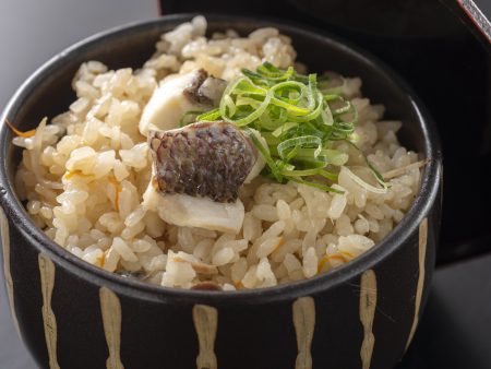 【ご飯】根菜と艶々に炊き上がった高知産のお米、プリプリの鯛の身を一緒に頂くホクホク御飯