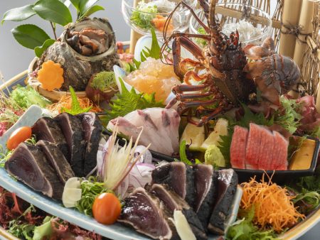 【皿鉢料理】藁で炙った初鰹のタタキやぷりっぷりの伊勢海老姿造り、土佐湾で獲れた新鮮な旬魚の刺身を堪能