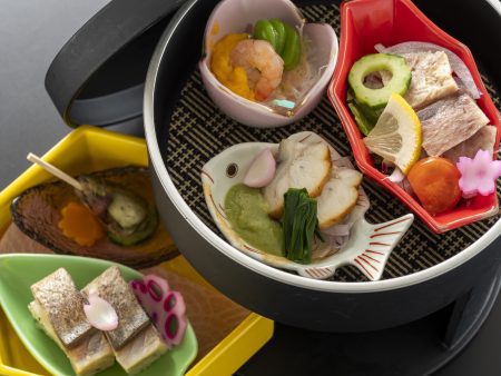【前菜】鯖炙り寿司に鯨のさえずりサラダ、ウツボぬた味噌など土佐食材を彩り鮮やかに盛り付け