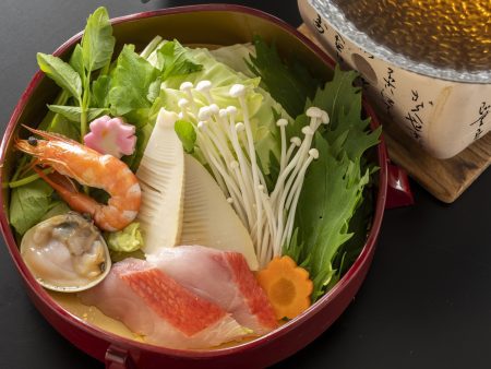 【鯛出汁仕立て】金目鯛に蛤など魚介の旨味がぎゅっと凝縮された春のあったか味覚鍋をご堪能ください。