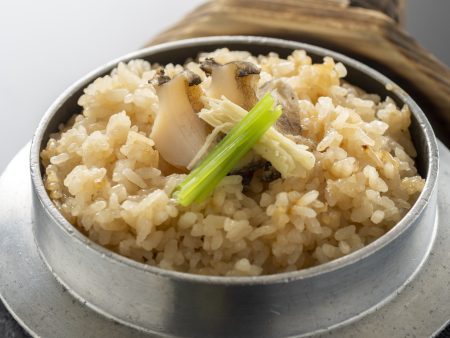 【鮑と土佐生姜の釜飯】弾力のある食感の鮑にぴりっと辛い生姜が食欲をそそる艶々＆ほくほくの釜飯