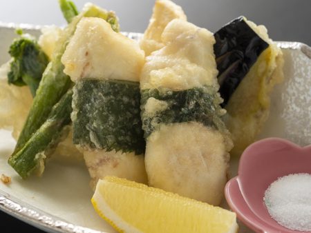 【乙女鯛桜葉揚げ】桜葉の香りがふわっと広がる乙女鯛の揚物や旬の春野菜の天麩羅をお塩で頂く。
