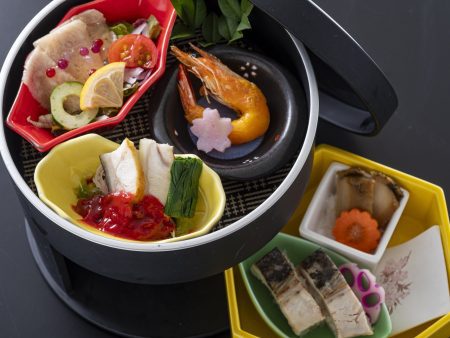 【前菜】鯖炙り寿司に鯨のさえずりサラダ、ウツボぬた味噌など土佐食材を彩り鮮やかに盛り付け