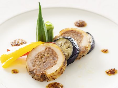 【四万十鶏のバロティーヌ】四万十鶏にミンチを巻き込んで蒸し焼きに。ハニーマスタードソースと相性抜群