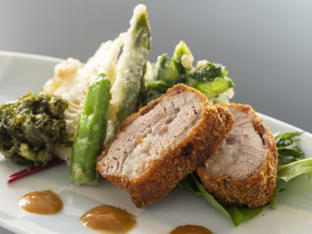 【四万十ポークと鰹の重ね揚げ】ジューシーな四万十ポークと旬の鰹を重ね揚げにした料理長一押しの一品