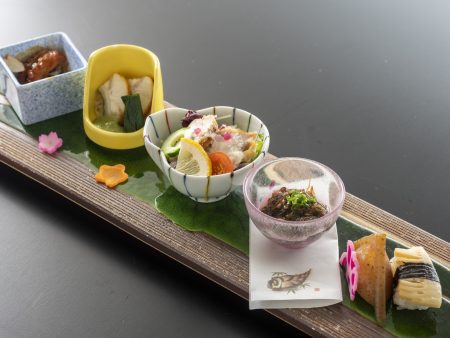 【前菜】ウツボぬた味噌や酒盗もずく、四万十鶏サラダに田舎寿司など土佐食材を彩り綺麗に盛り付けた前菜