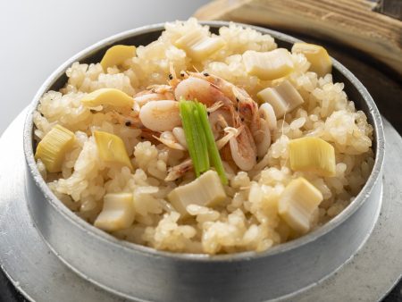 【釜飯】ホクホク♪筍と桜海老の絶品釜飯。艶々に炊き上がった高知産の米が食欲をかきたてる