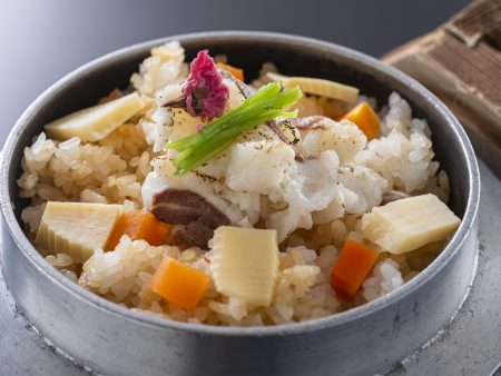 【釜飯】ふわっと柔らかく旨味が凝縮された鯛と高知産の艶々のお米を使った美味しい釜飯