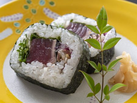 【土佐巻き】食欲をそそるにんにくともっちり肉厚な鰹のタタキが巻かれた高知県を代表する豪快な巻き寿司