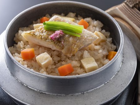 【御飯】品のあるあっさりとした脂が特徴の高知県産のどぐろのを使った香り豊かな釜飯。