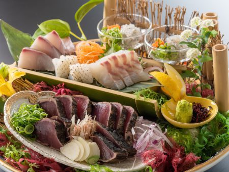 【皿鉢料理】乙女鯛や土佐勘八など新鮮な旬魚の御造りと藁で炙った鰹のタタキを豪快に盛り込んだ皿鉢料理