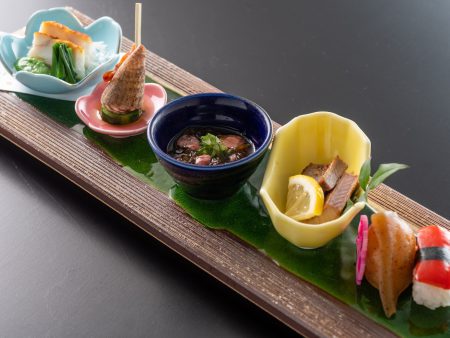 【前菜】ウツボぬた味噌に酒盗もずく、ハランボ香味焼きなど土佐食材を彩り綺麗に盛り付け