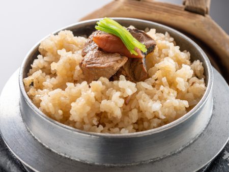 【鰹と土佐梅の釜飯】蓋を開けた瞬間に香る梅の香りと鰹の旨味が堪らない、ホクホクの絶品釜飯