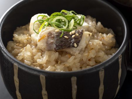 【炊き込み御飯】乙女鯛の豊かな旨味が染み出した炊き込みご飯。深みのある味わいが魅力的な一品。